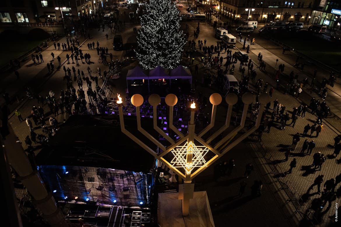 stage from above Chanukka 2021 am Brandenburger Tor
